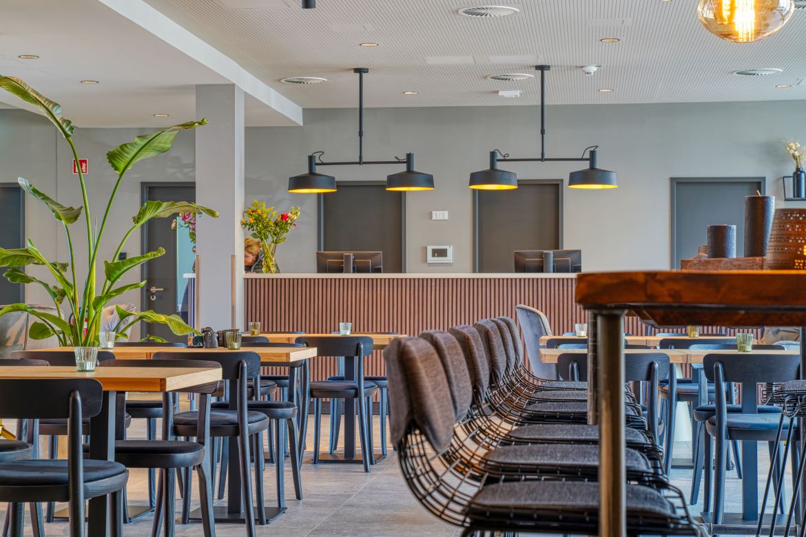 rezeption, many chairs and tables, plants