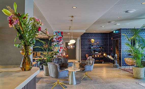 entrance hall, rezeption, flowers. plants, armchairs, table