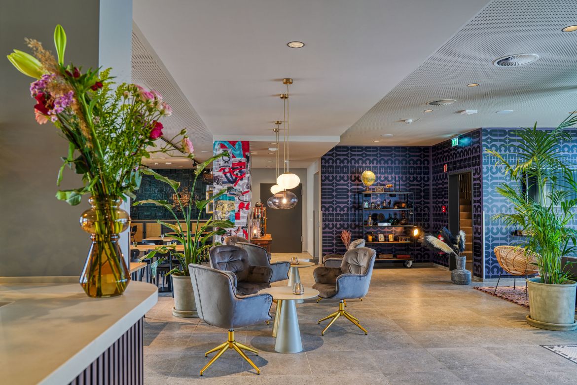 entrance hall, rezeption, flowers. plants, armchairs, table